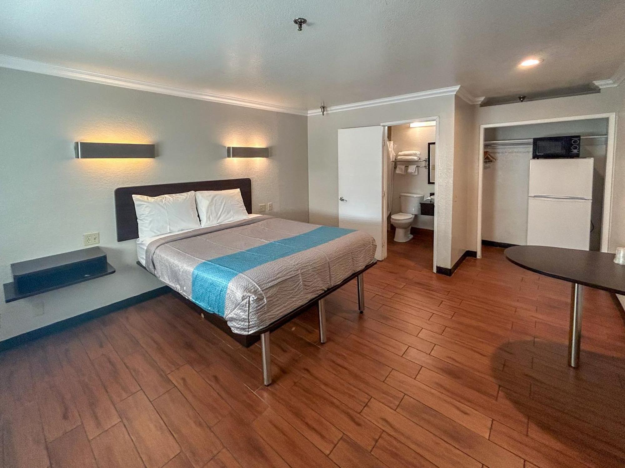 Motel 6 Ontario Ca Convention Center Airport Экстерьер фото