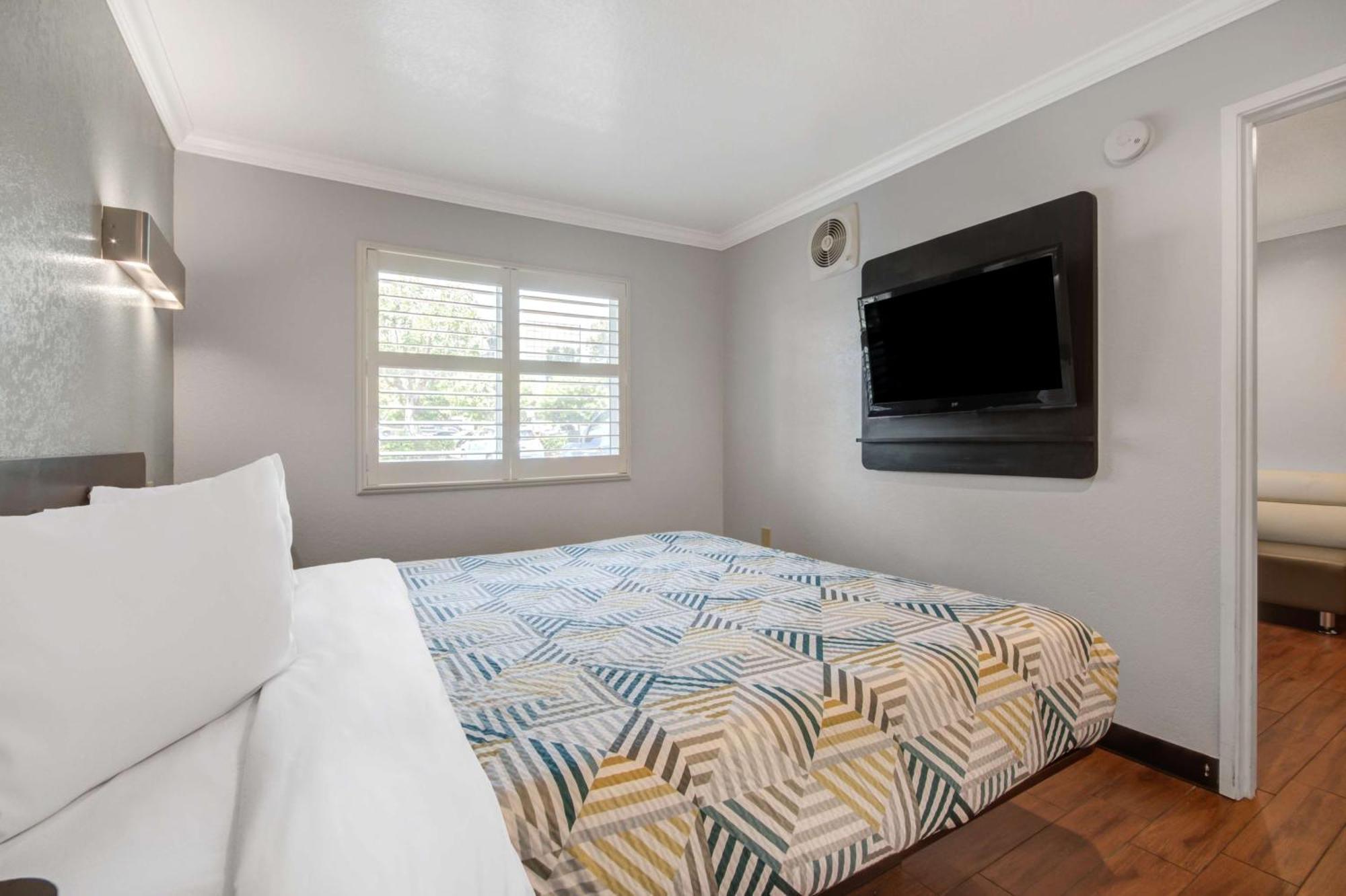 Motel 6 Ontario Ca Convention Center Airport Экстерьер фото